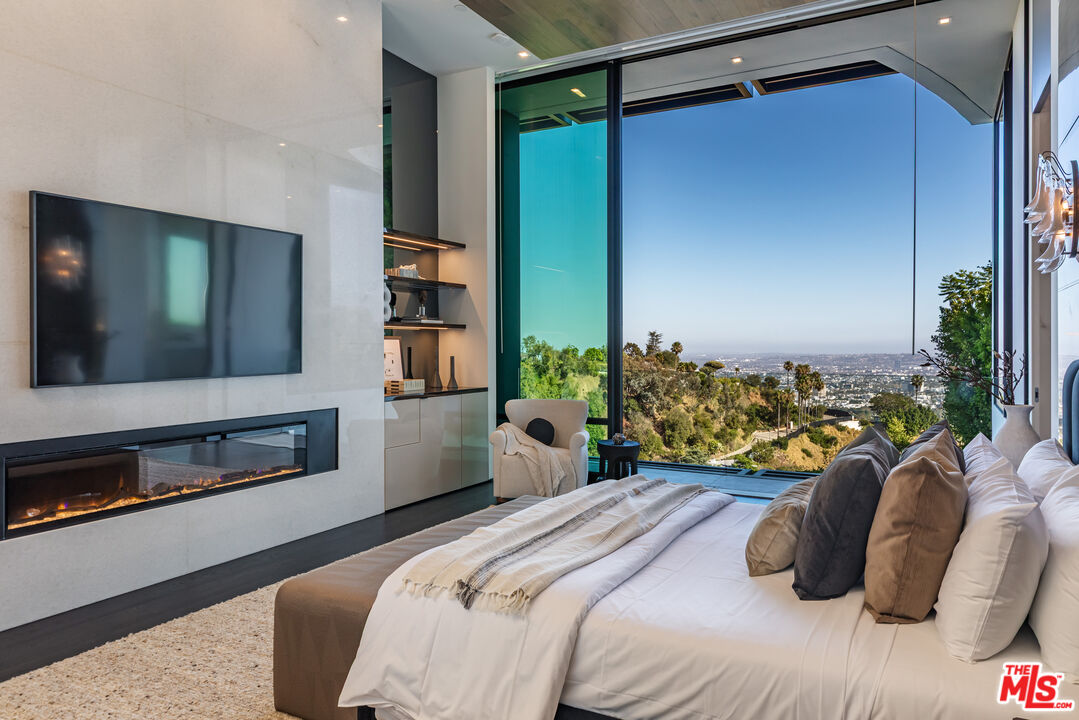 9364 Beverly Crest Dr