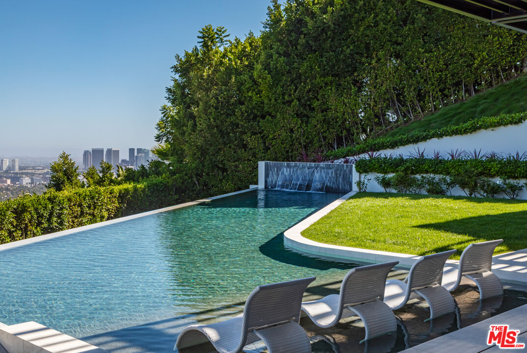 9364 Beverly Crest Dr