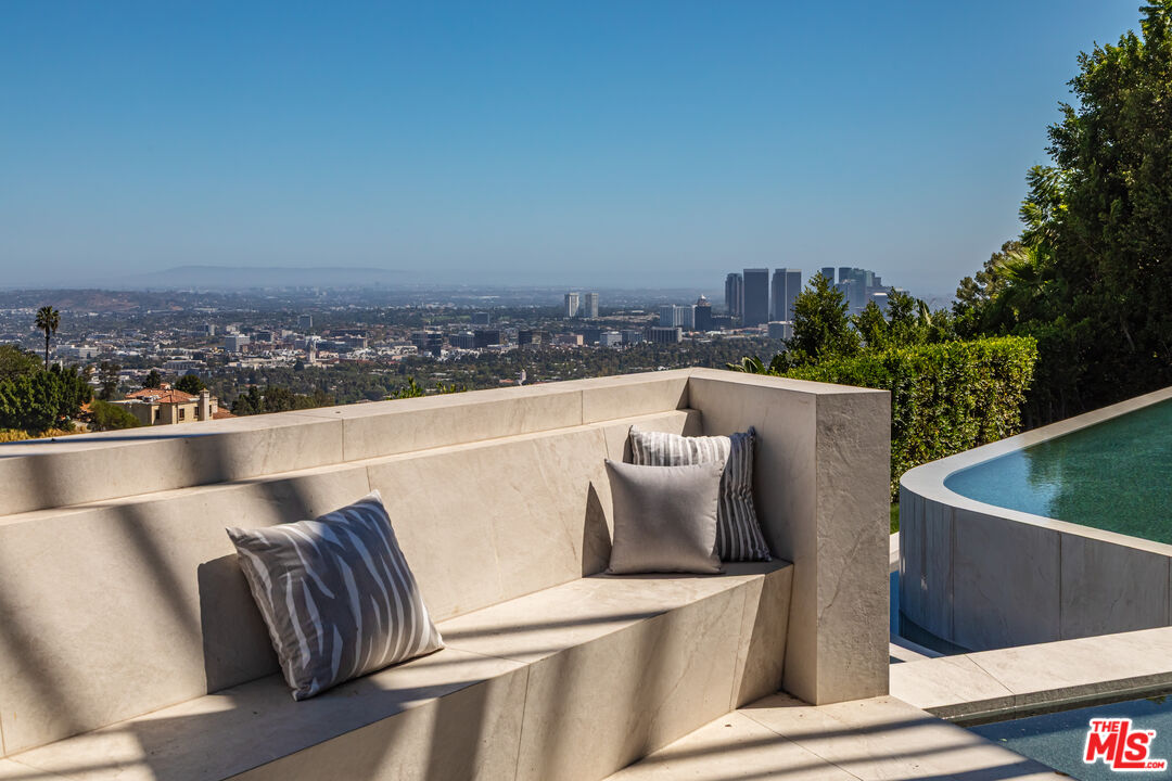 9364 Beverly Crest Dr