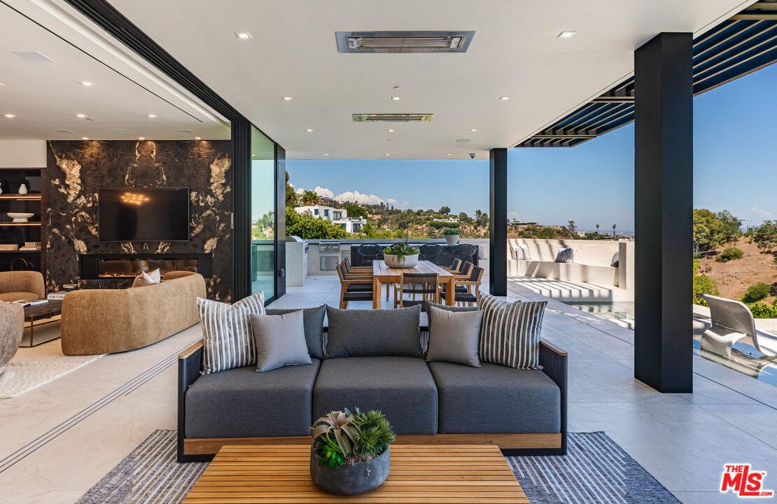 9364 Beverly Crest Dr