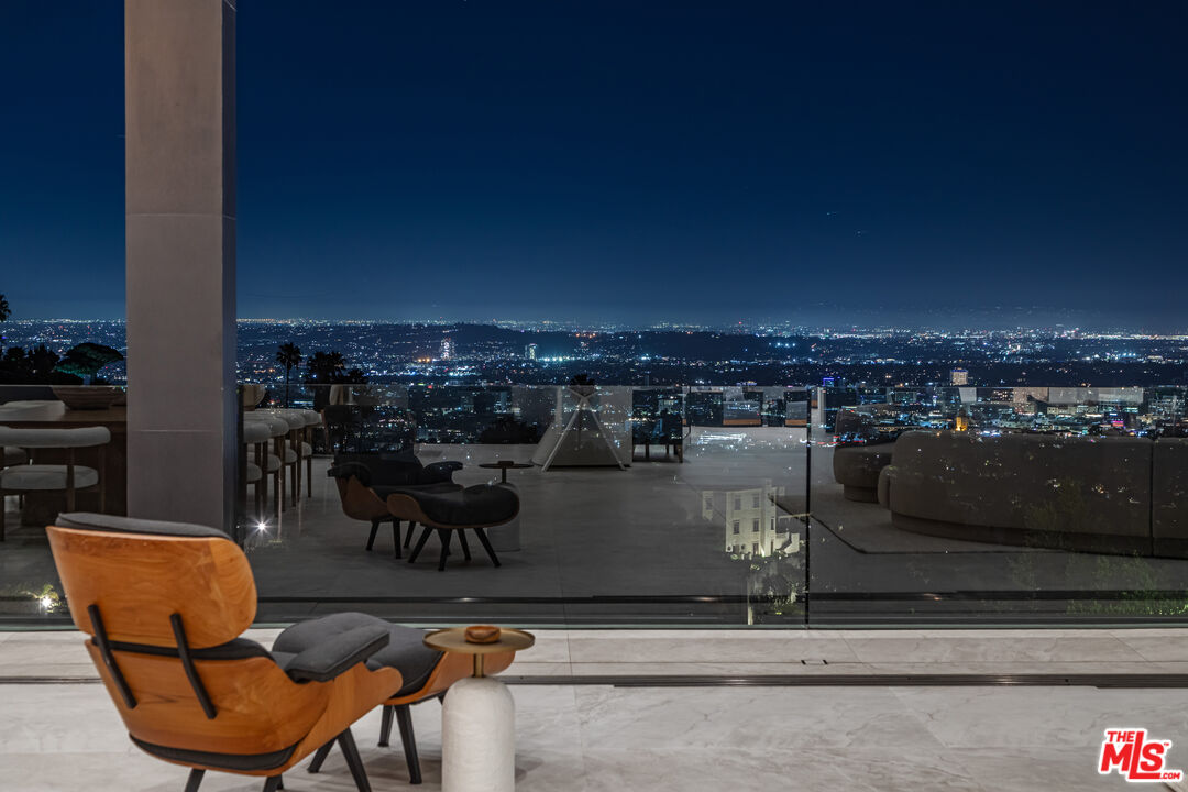 9364 Beverly Crest Dr