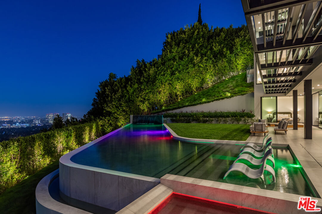 9364 Beverly Crest Dr