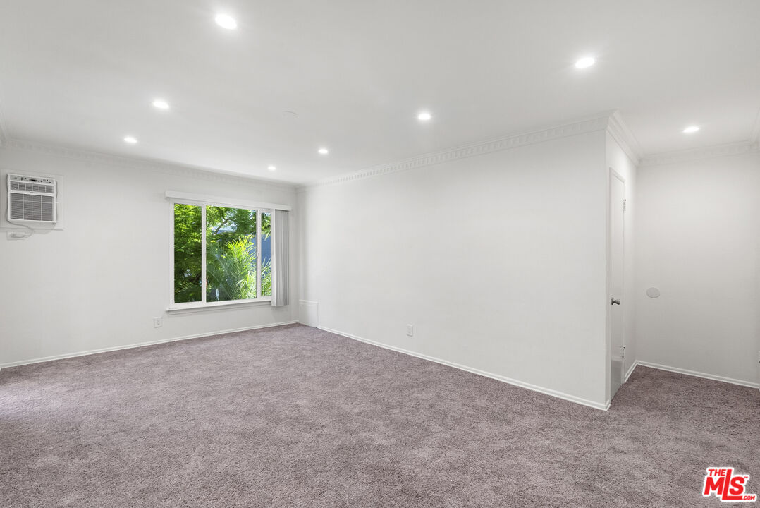 1227 N Harper Ave Unit: 8