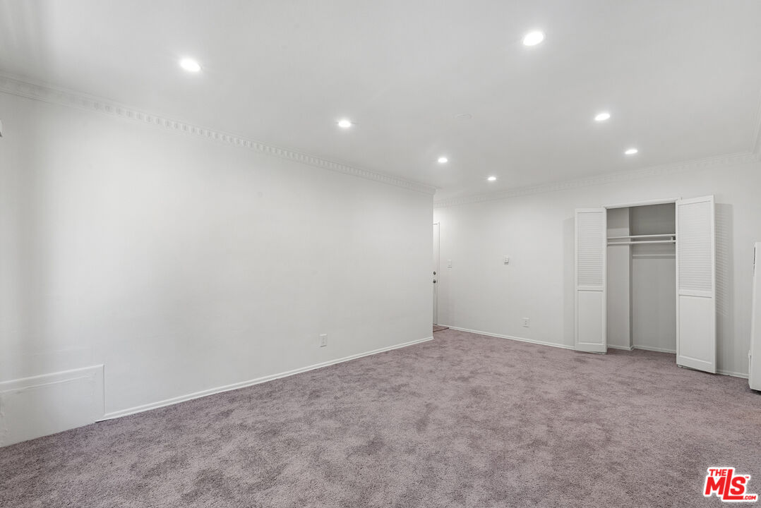 1227 N Harper Ave Unit: 8