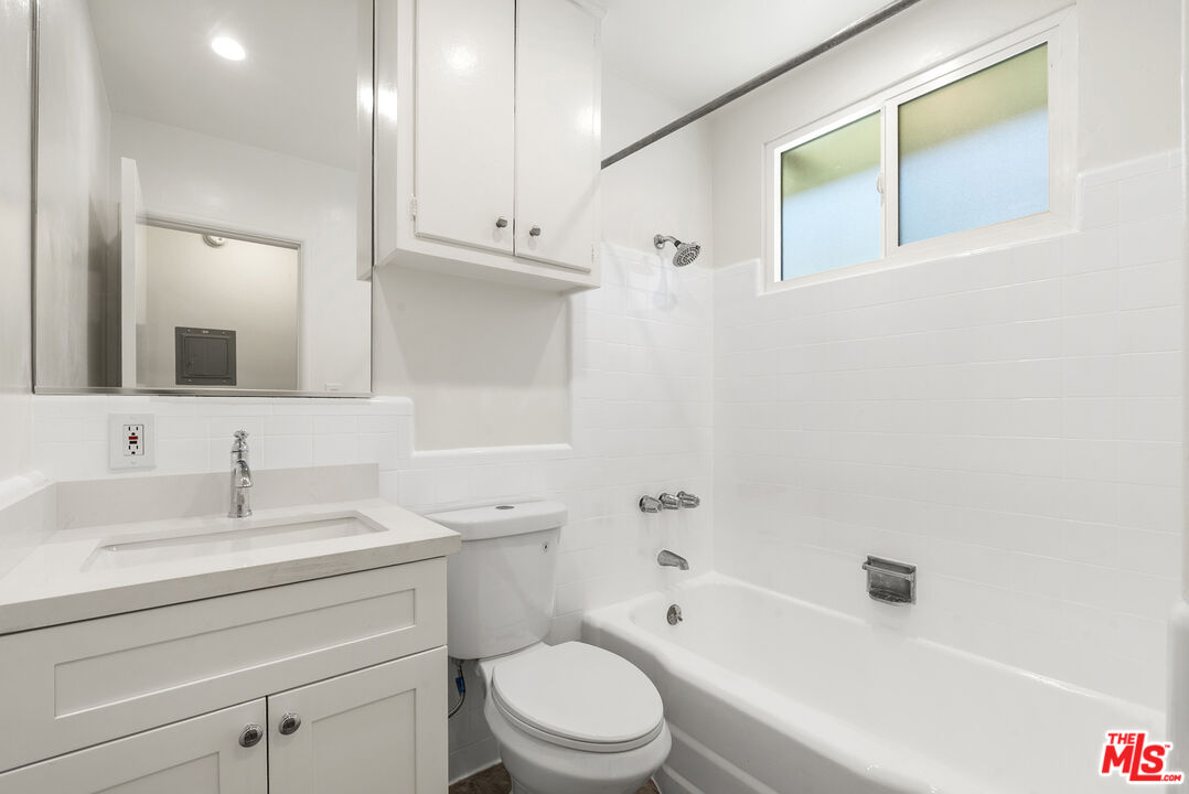 1227 N Harper Ave Unit: 8