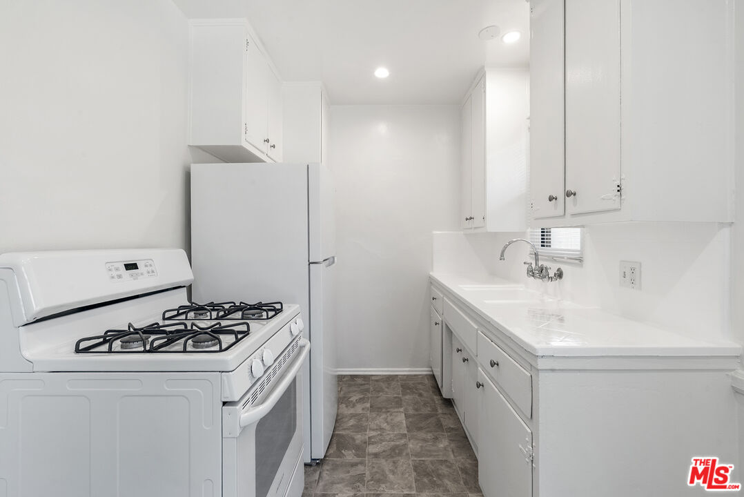1227 N Harper Ave Unit: 8