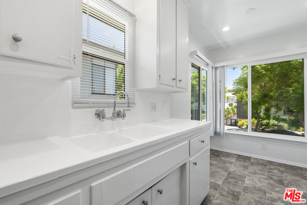 1227 N Harper Ave Unit: 8