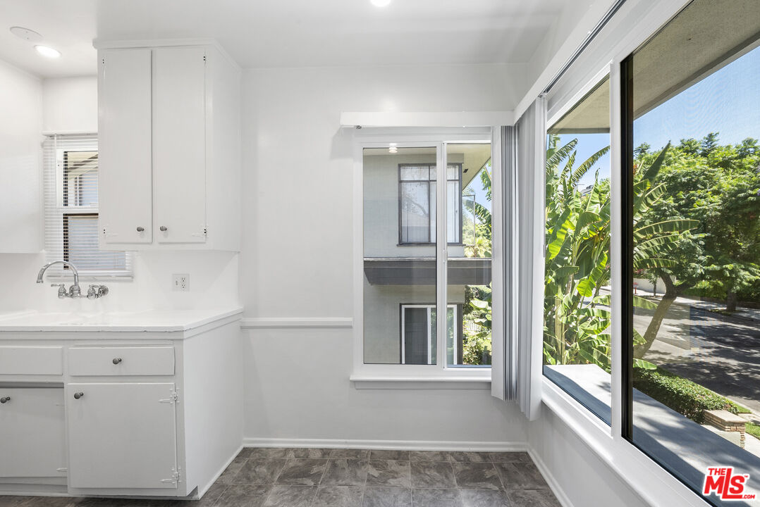 1227 N Harper Ave Unit: 8