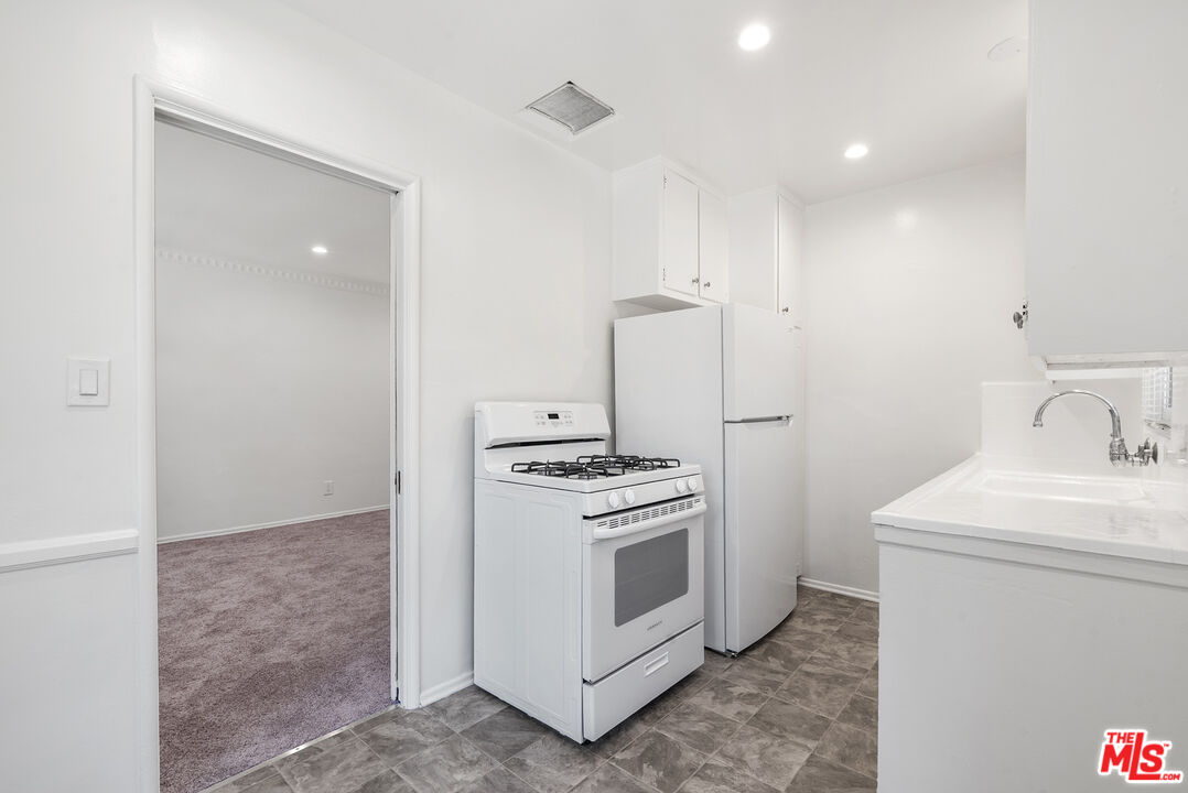 1227 N Harper Ave Unit: 8