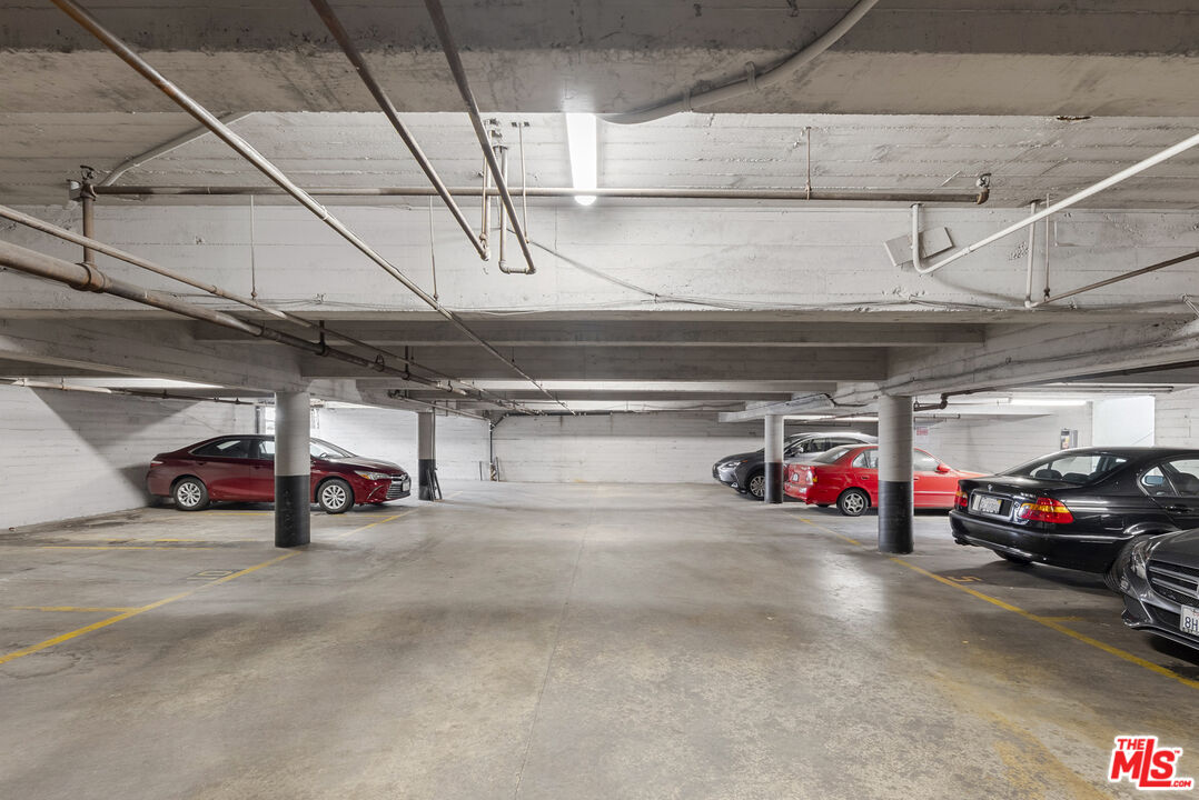 1227 N Harper Ave Unit: 8