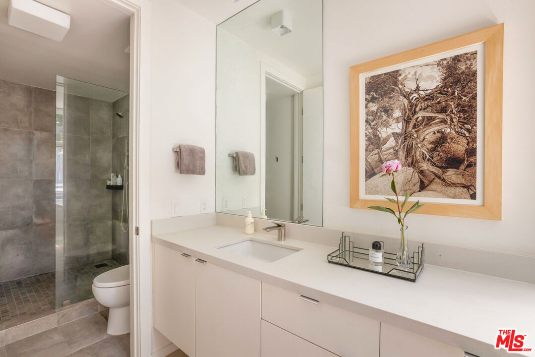 2433 28th St Unit: B