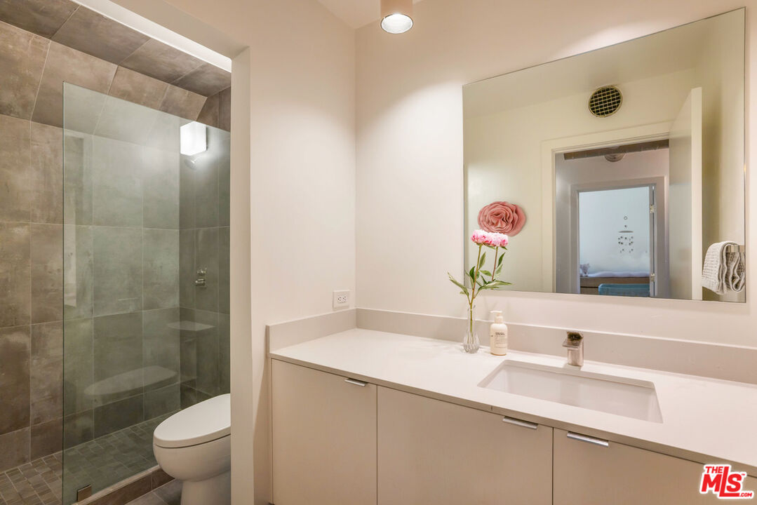 2433 28th St Unit: B