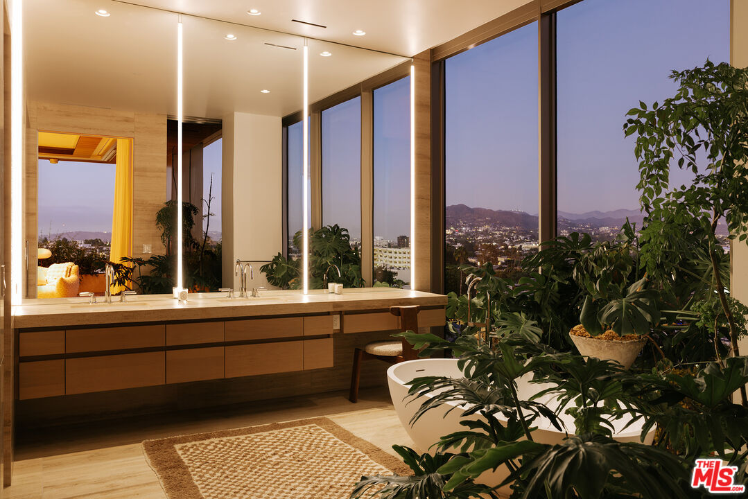 8899 Beverly Blvd Unit: 8B