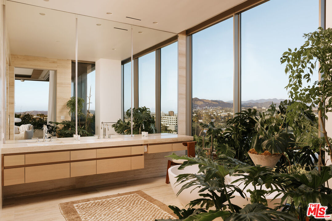 8899 Beverly Blvd Unit: 8B