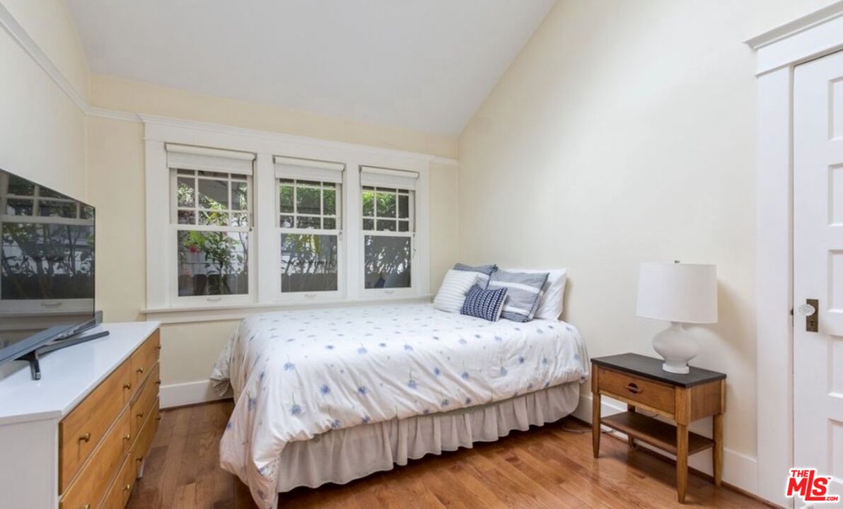 652 Woodlawn Ave