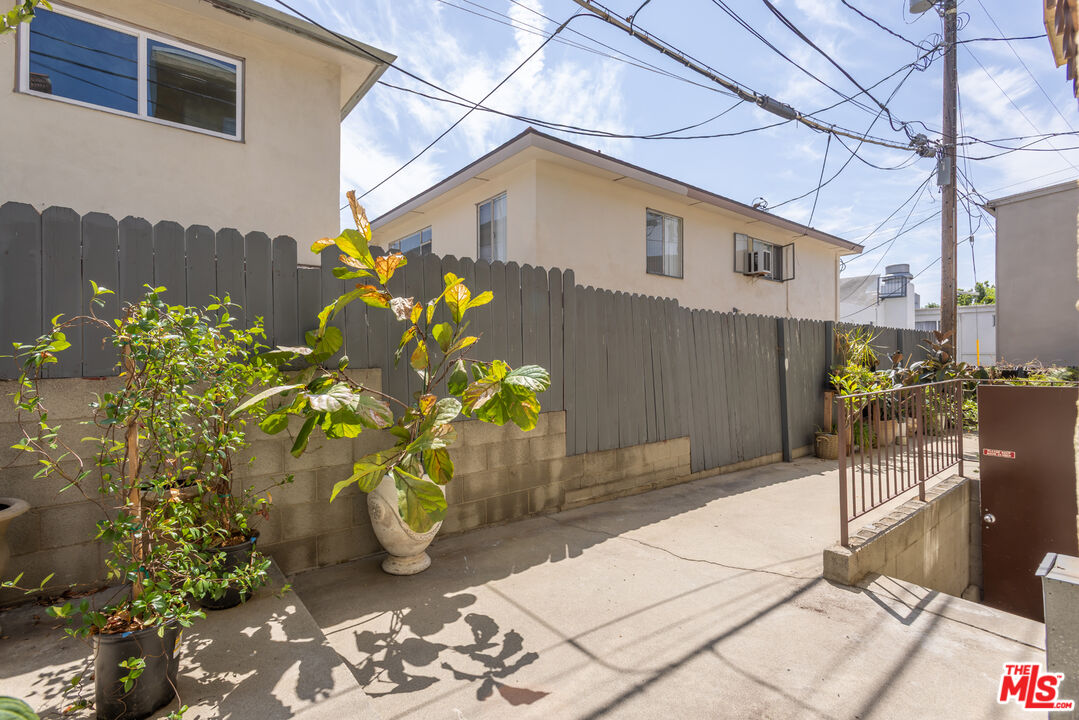 912 Hilldale Ave Unit: 2