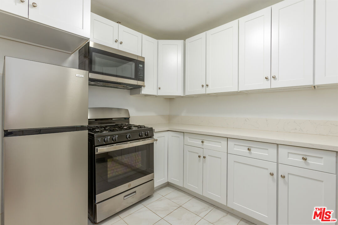 912 Hilldale Ave Unit: 2