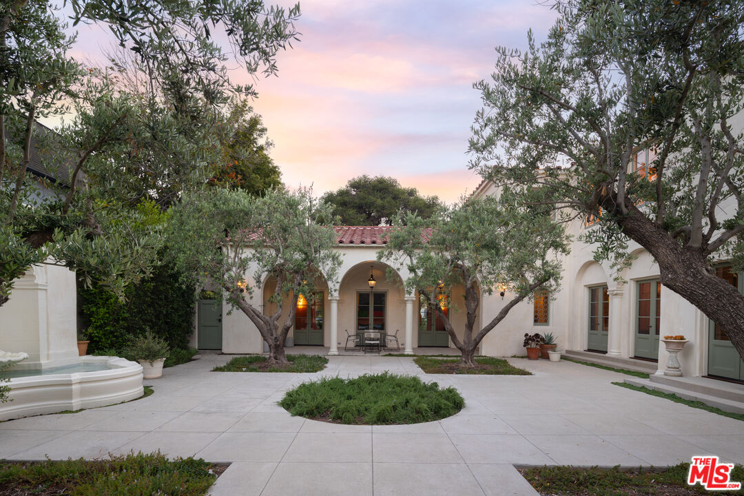 402 S Las Palmas Ave