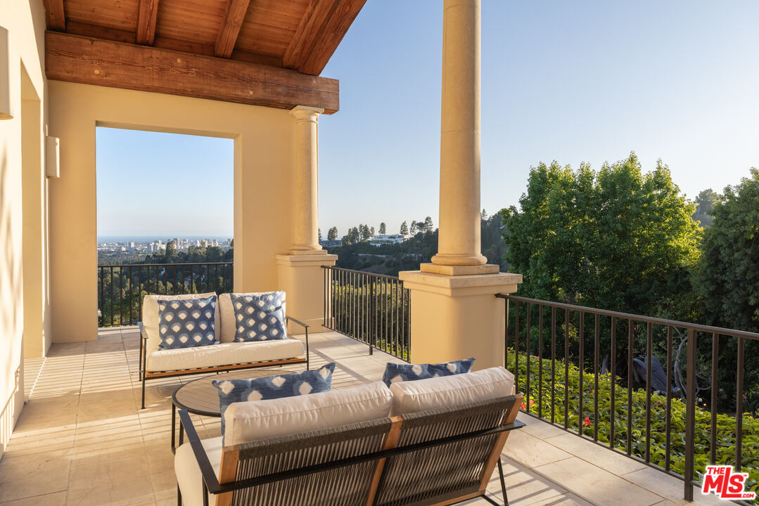 1672 Waynecrest Dr