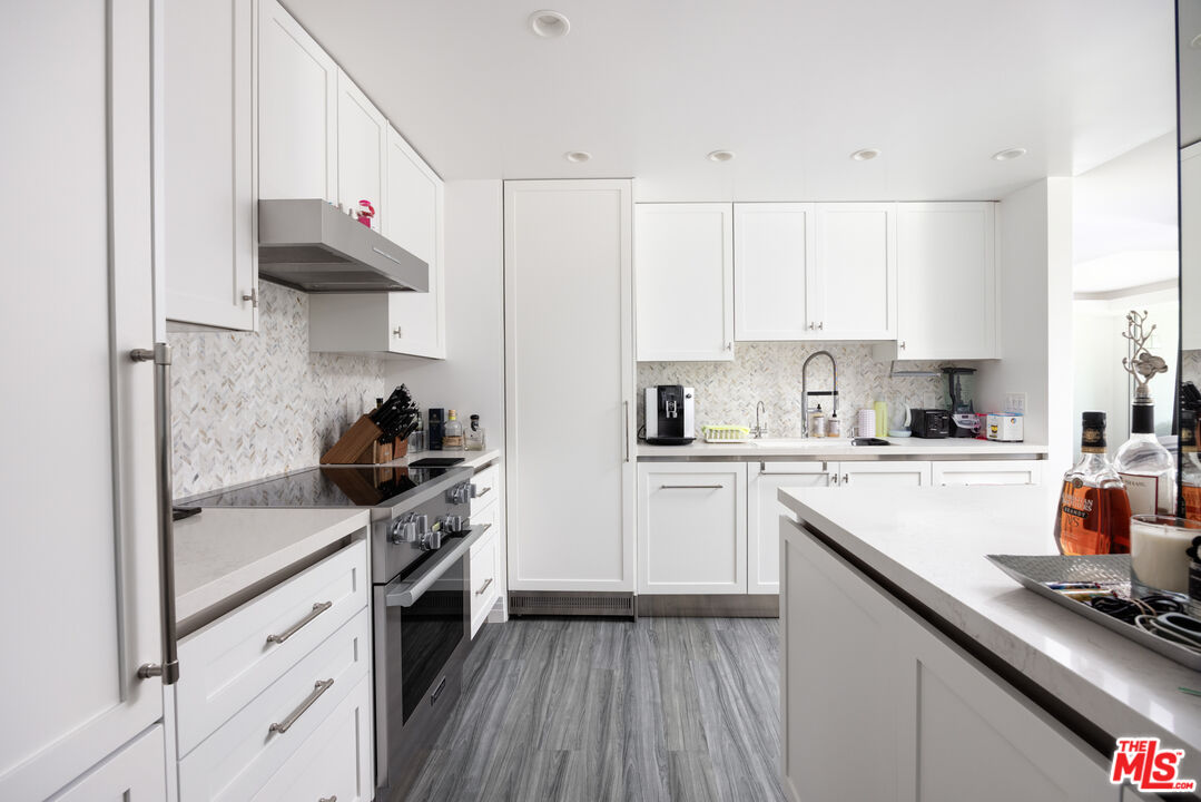 1100 Alta Loma Rd Unit: 504