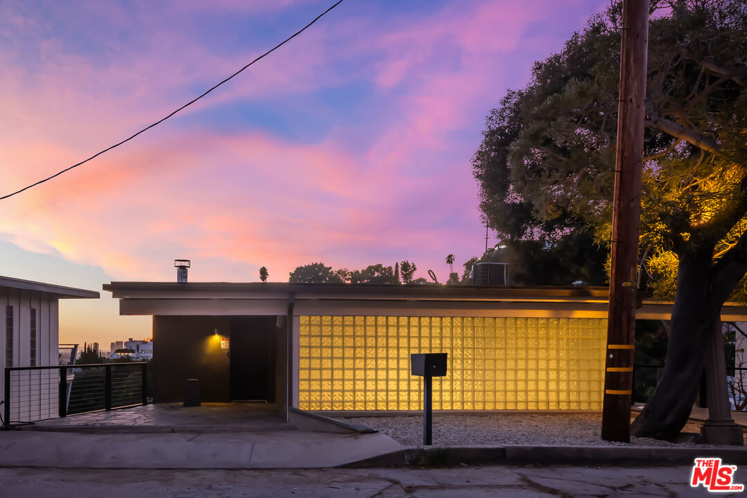 8560 Hollywood Blvd