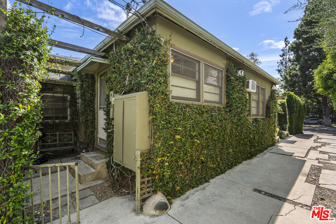 350 N San Vicente Blvd
