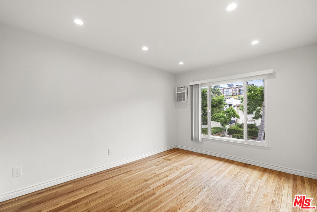 1235 N Harper Ave Unit: 29