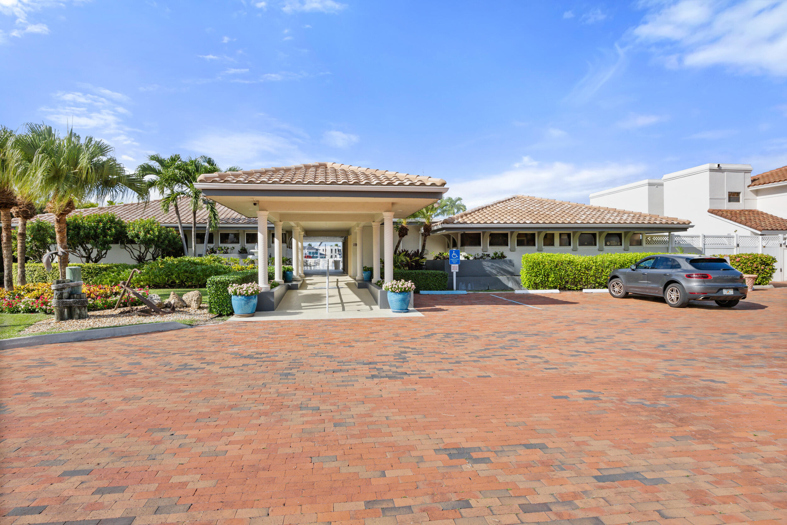 210 Captains Walk 710