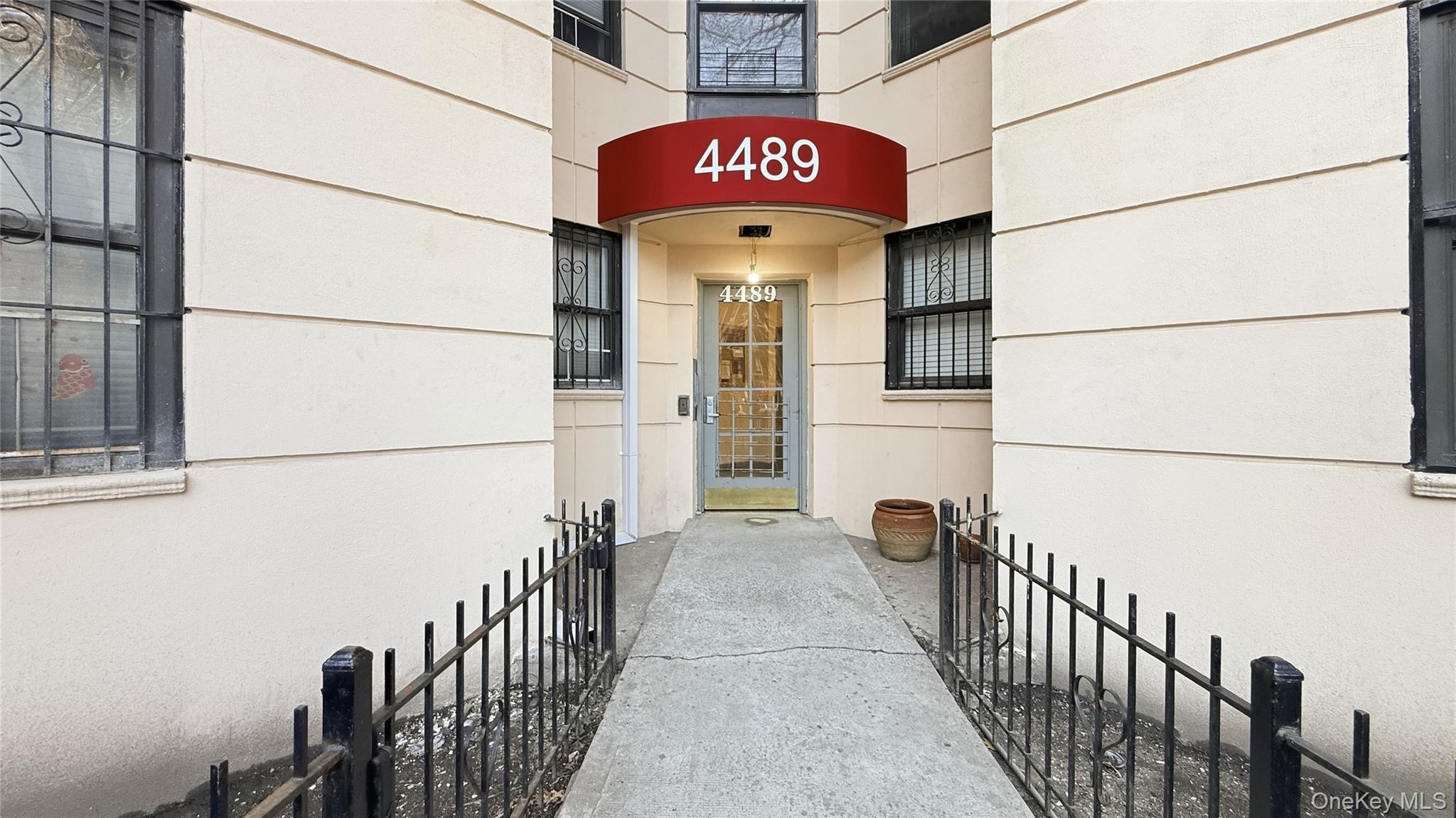 4489 Broadway Unit: 2D