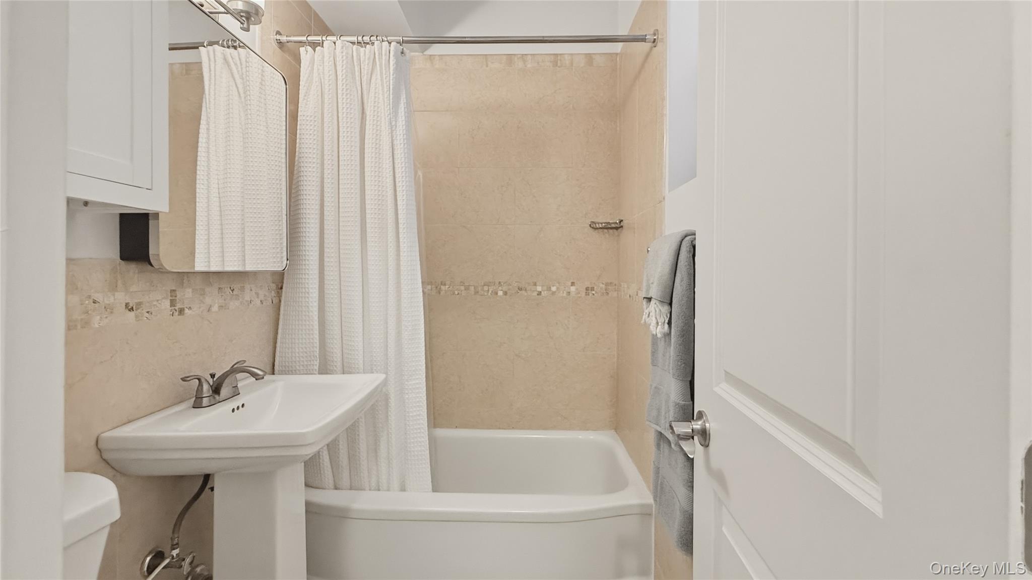 4489 Broadway Unit: 2D