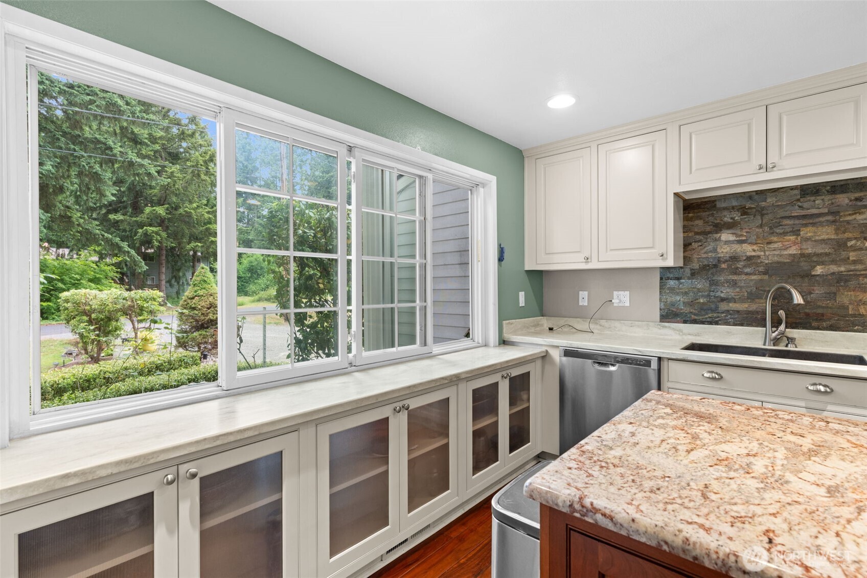10910 149th Street E