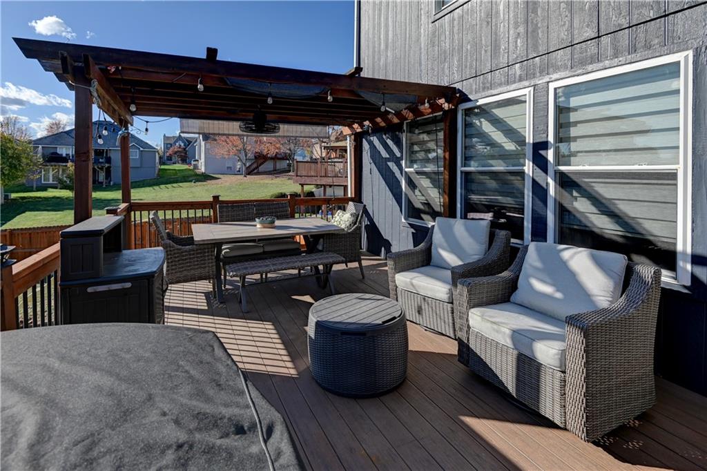 1005 NE Scenic Court