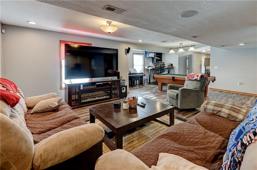 1005 NE Scenic Court