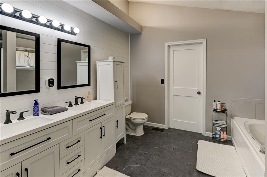 1005 NE Scenic Court