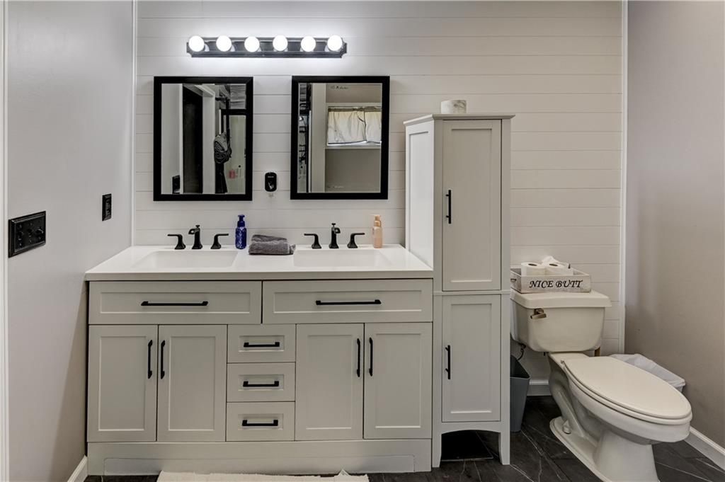 1005 NE Scenic Court