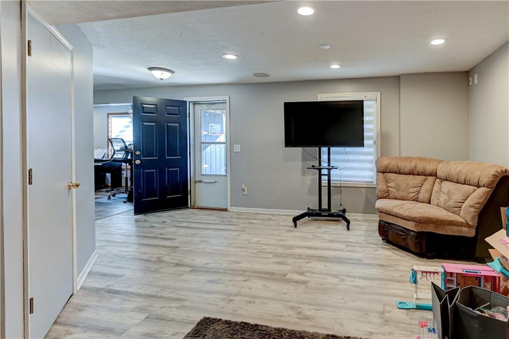 1005 NE Scenic Court