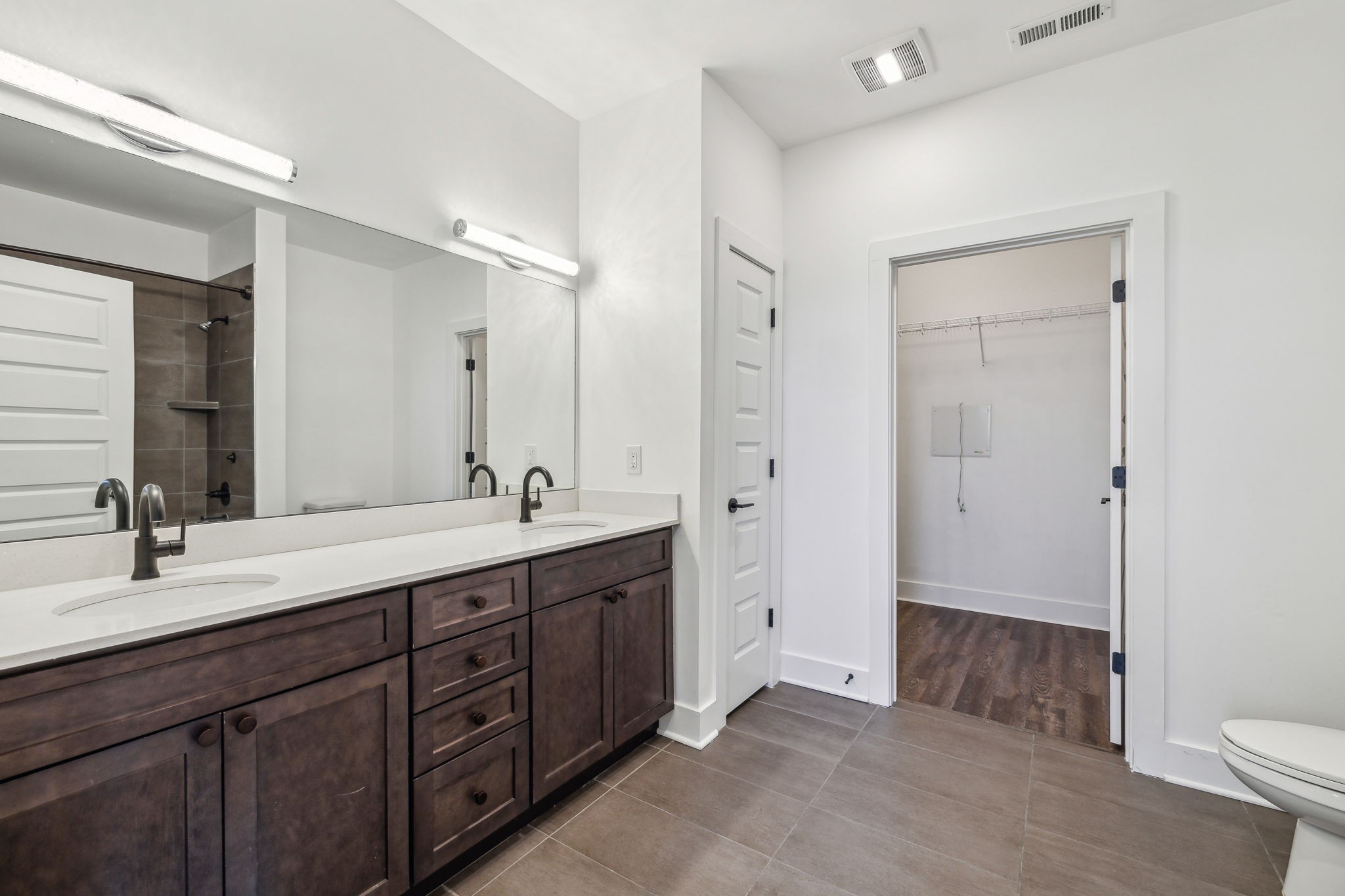 1077 E Trinity Ln Unit: 201