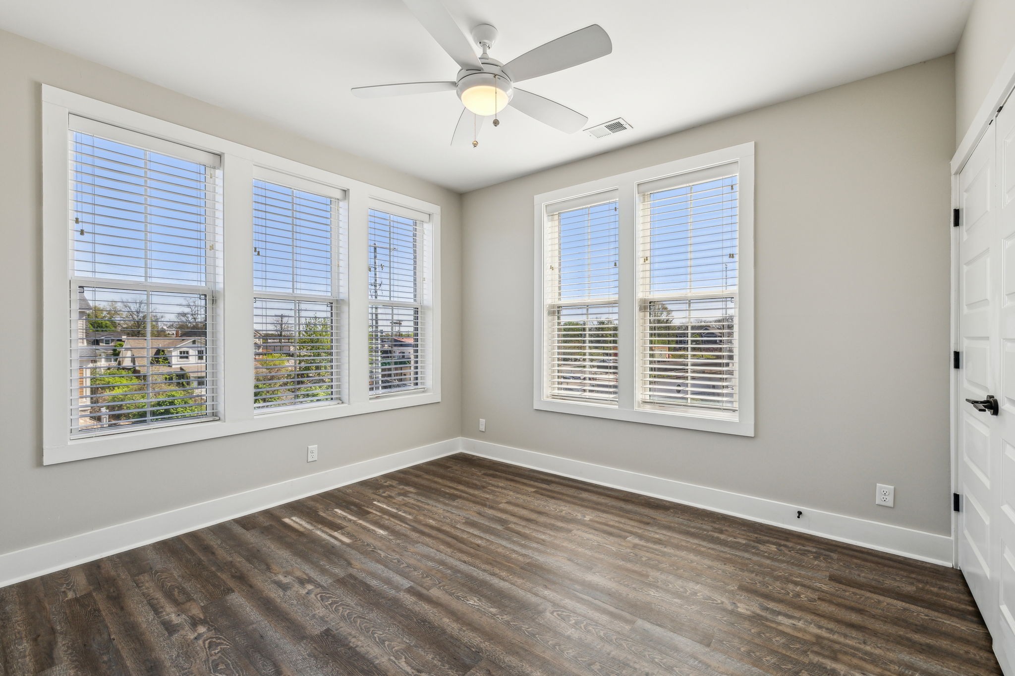 1077 E Trinity Ln Unit: 201