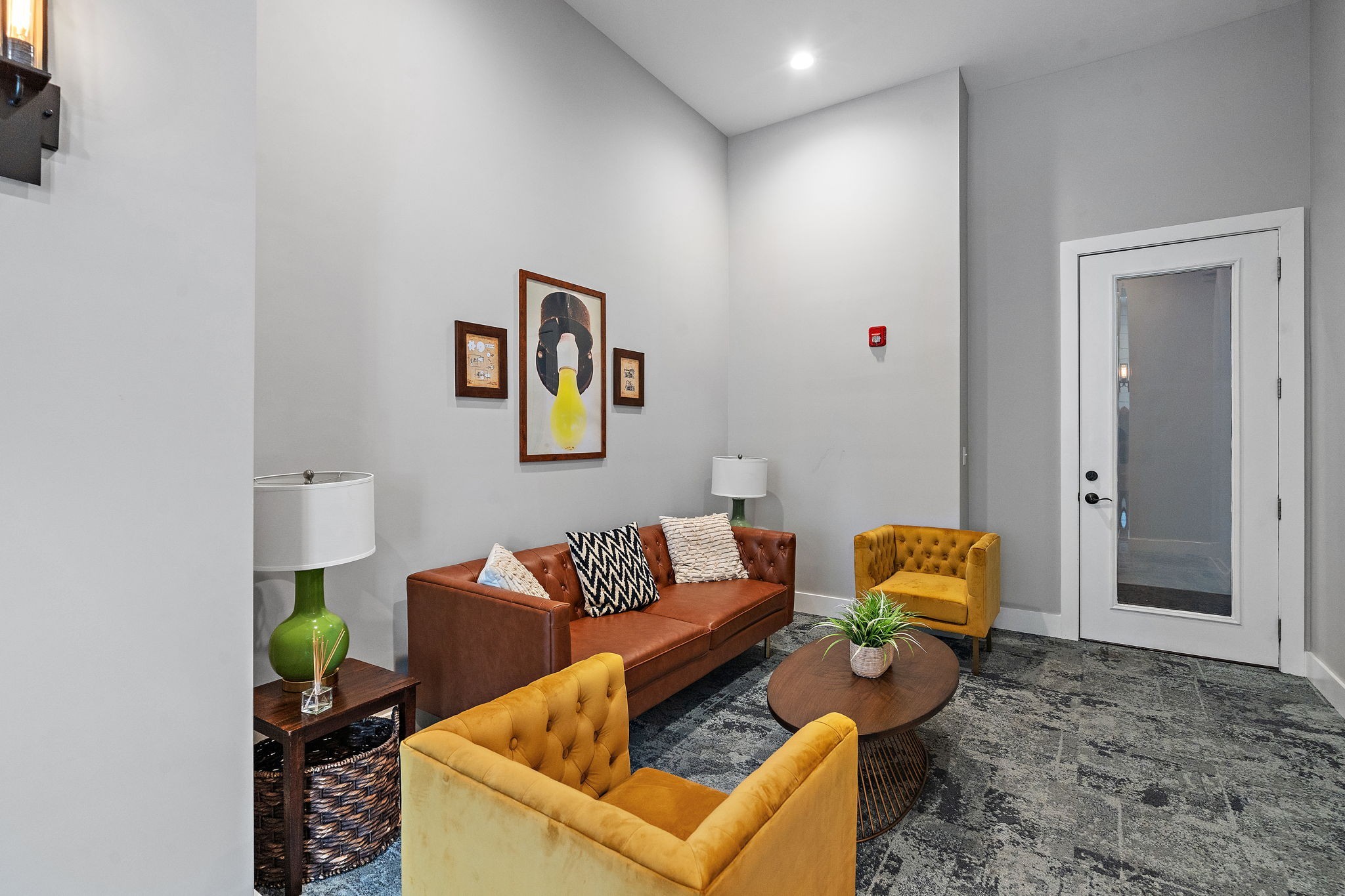 1077 E Trinity Ln Unit: 201