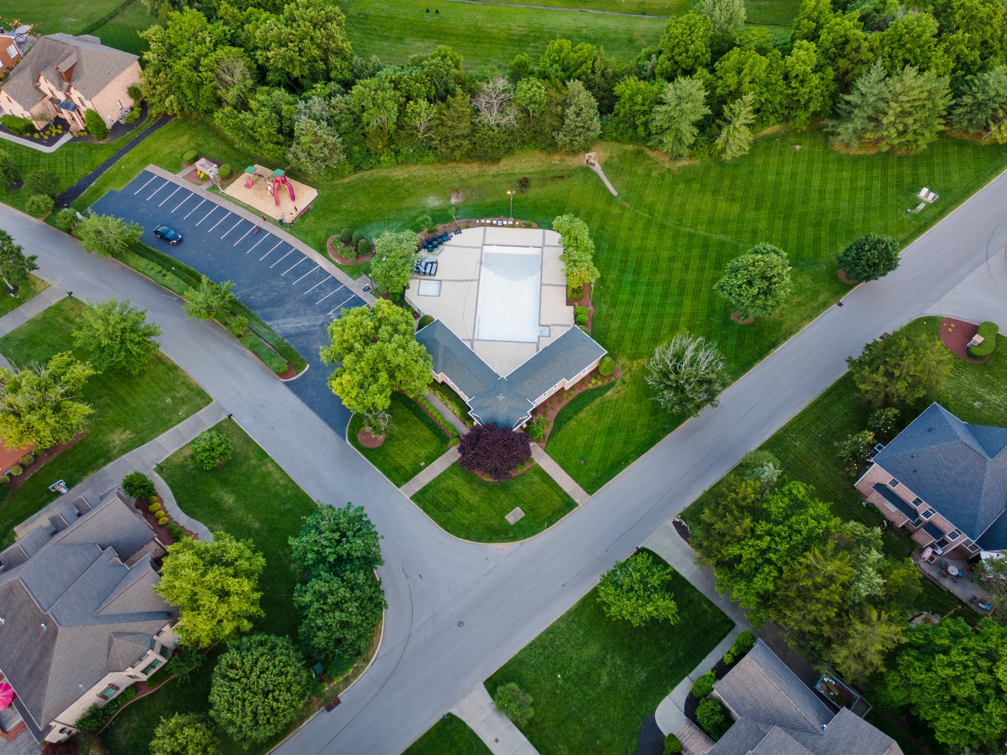 2425 Deerbourne Dr