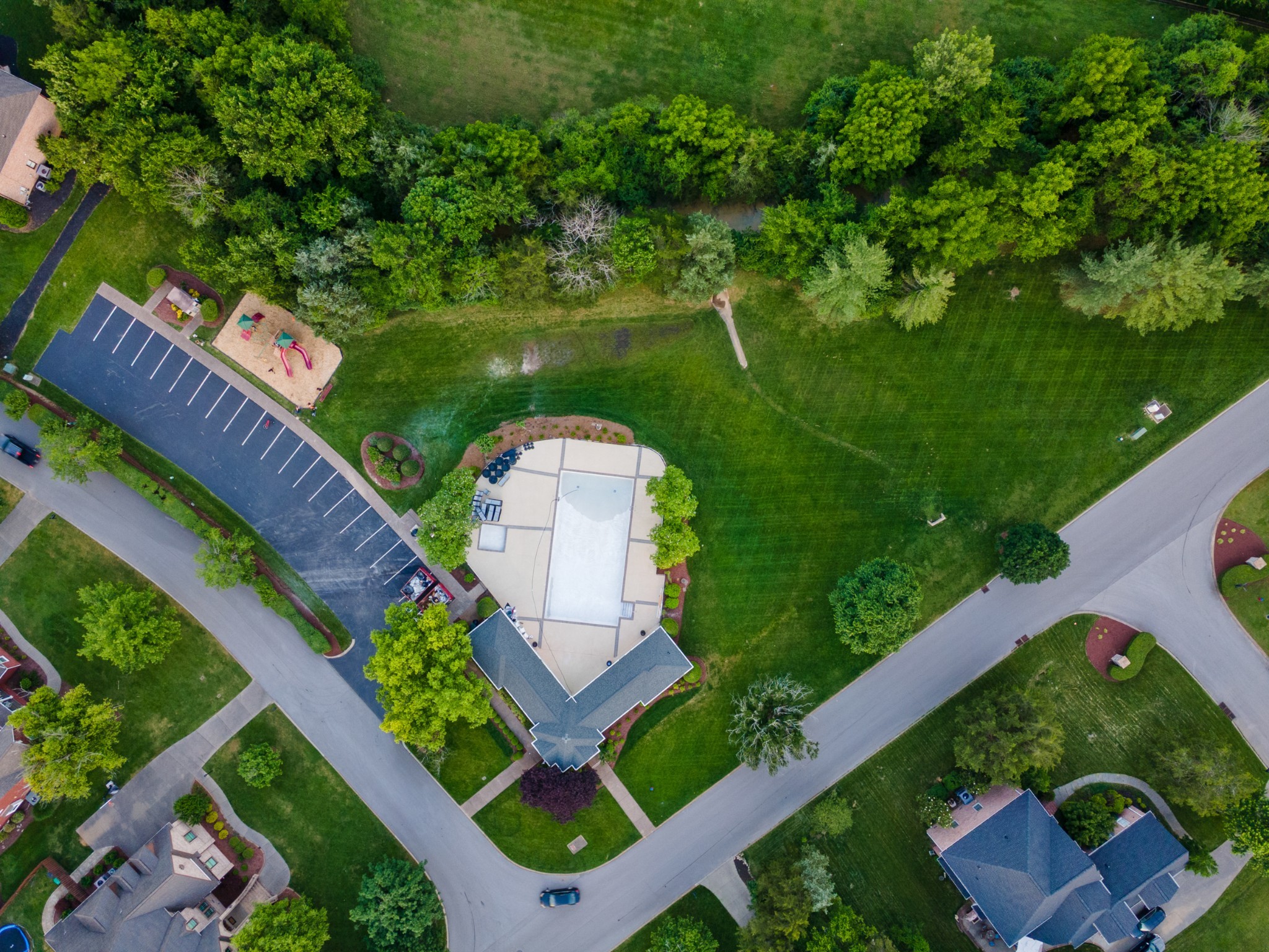 2425 Deerbourne Dr