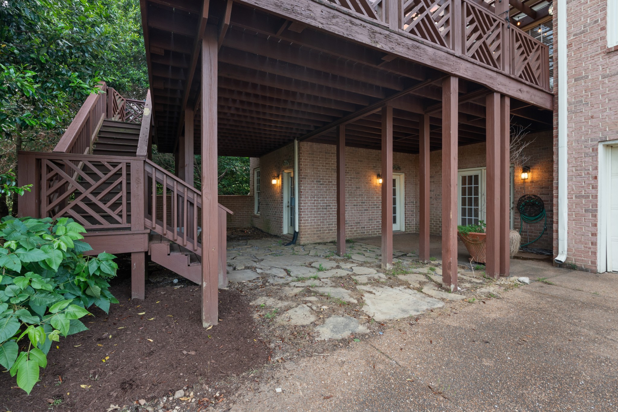 2425 Deerbourne Dr