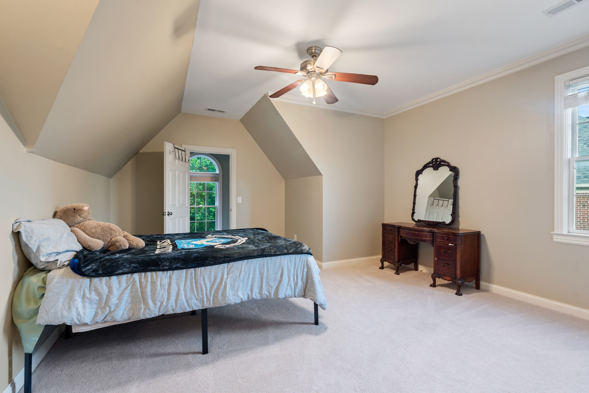 2425 Deerbourne Dr