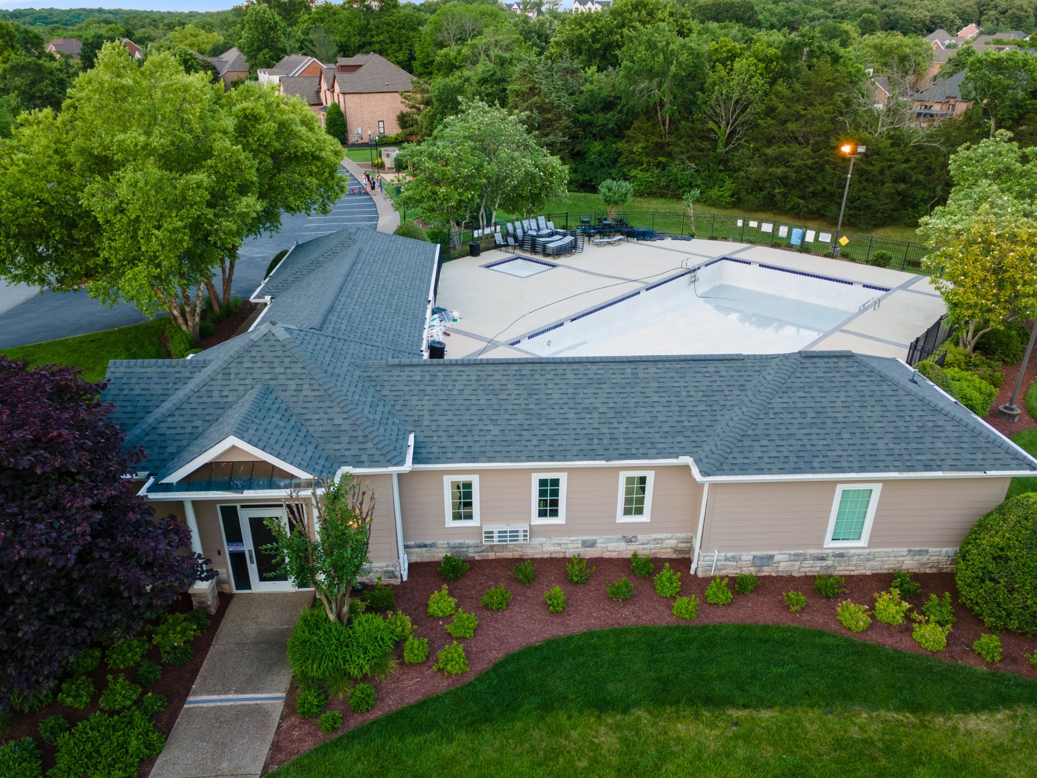2425 Deerbourne Dr