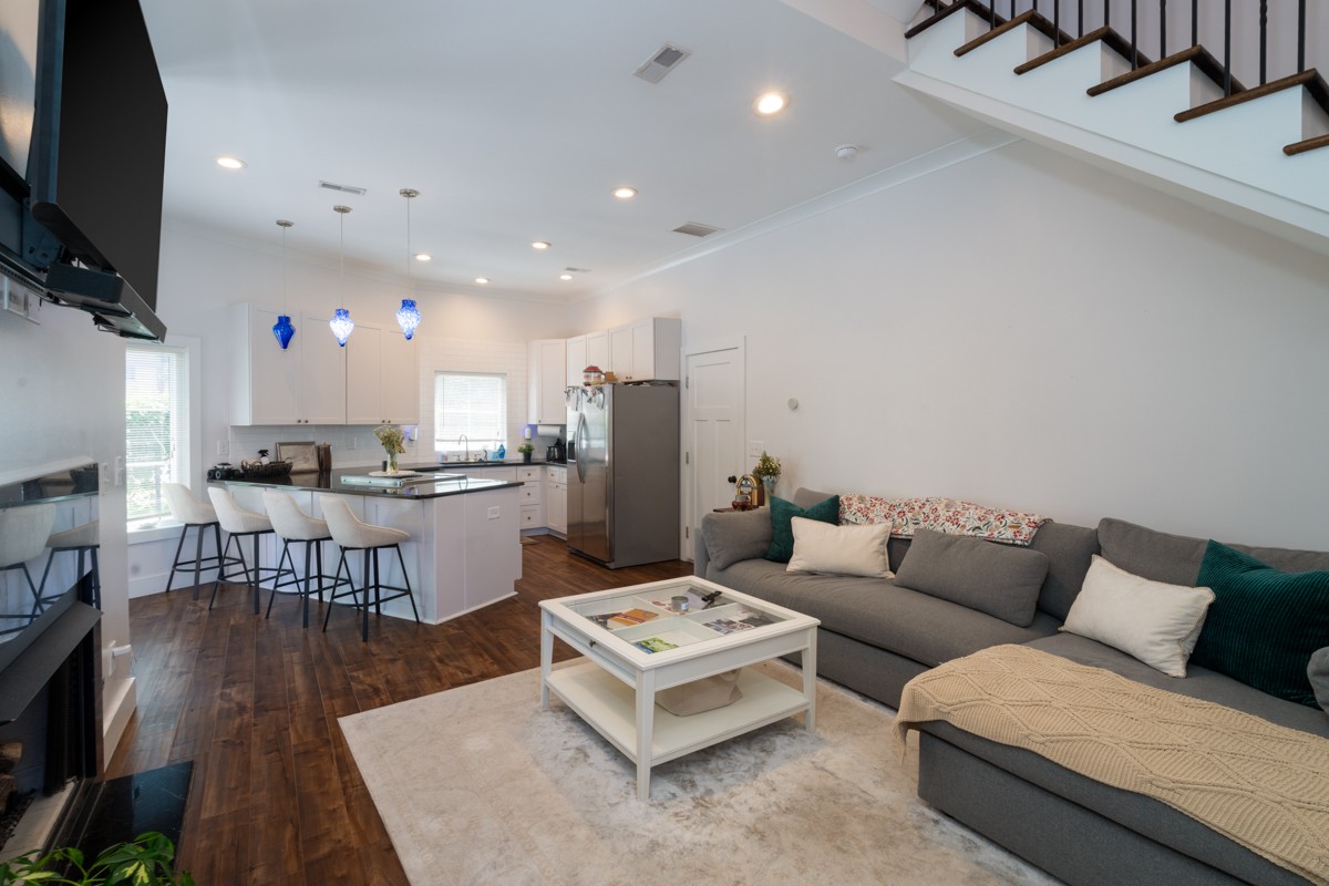 1209 Hawkins St Unit: 2