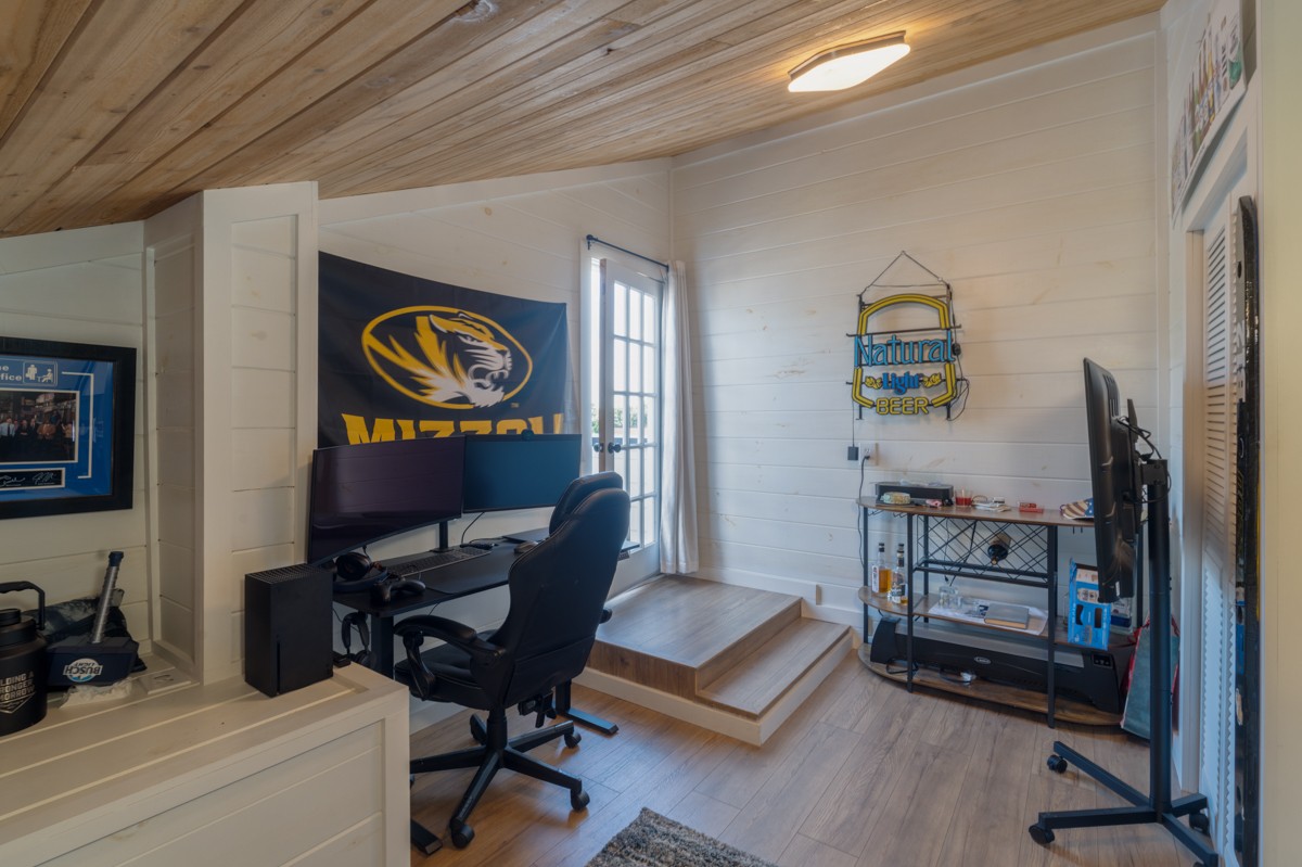 1209 Hawkins St Unit: 2