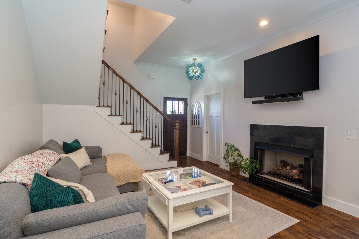 1209 Hawkins St Unit: 2