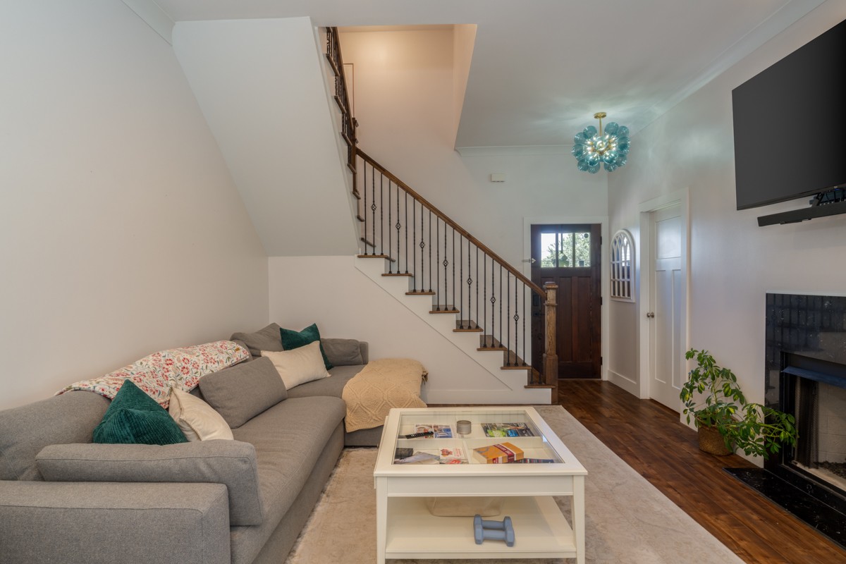 1209 Hawkins St Unit: 2