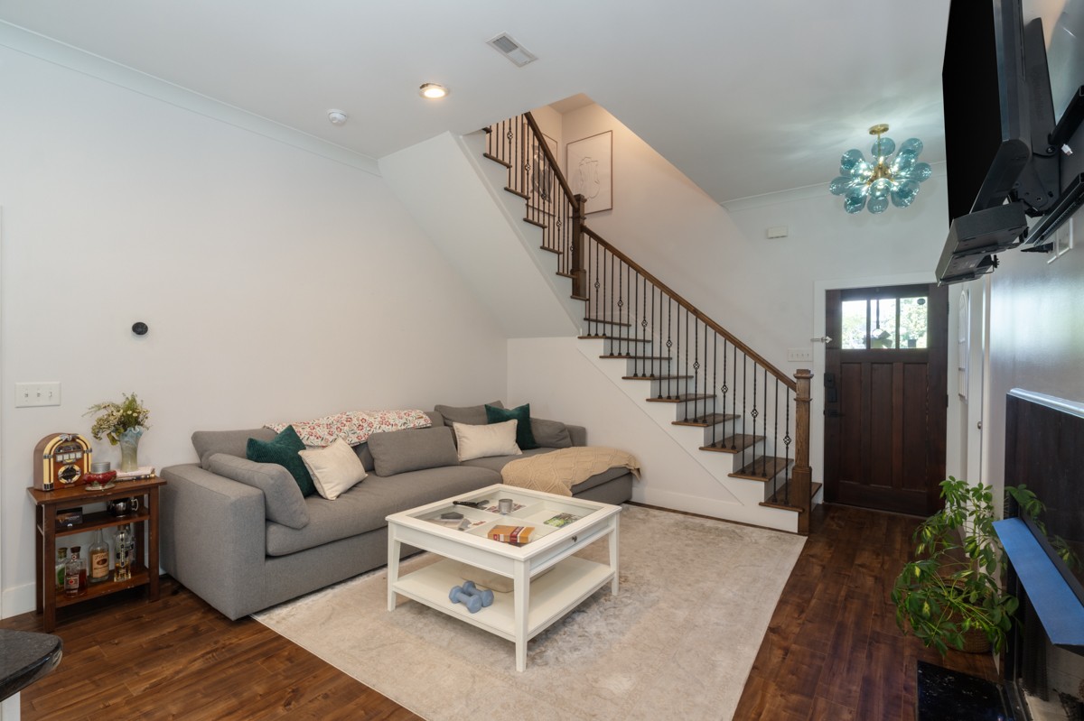 1209 Hawkins St Unit: 2