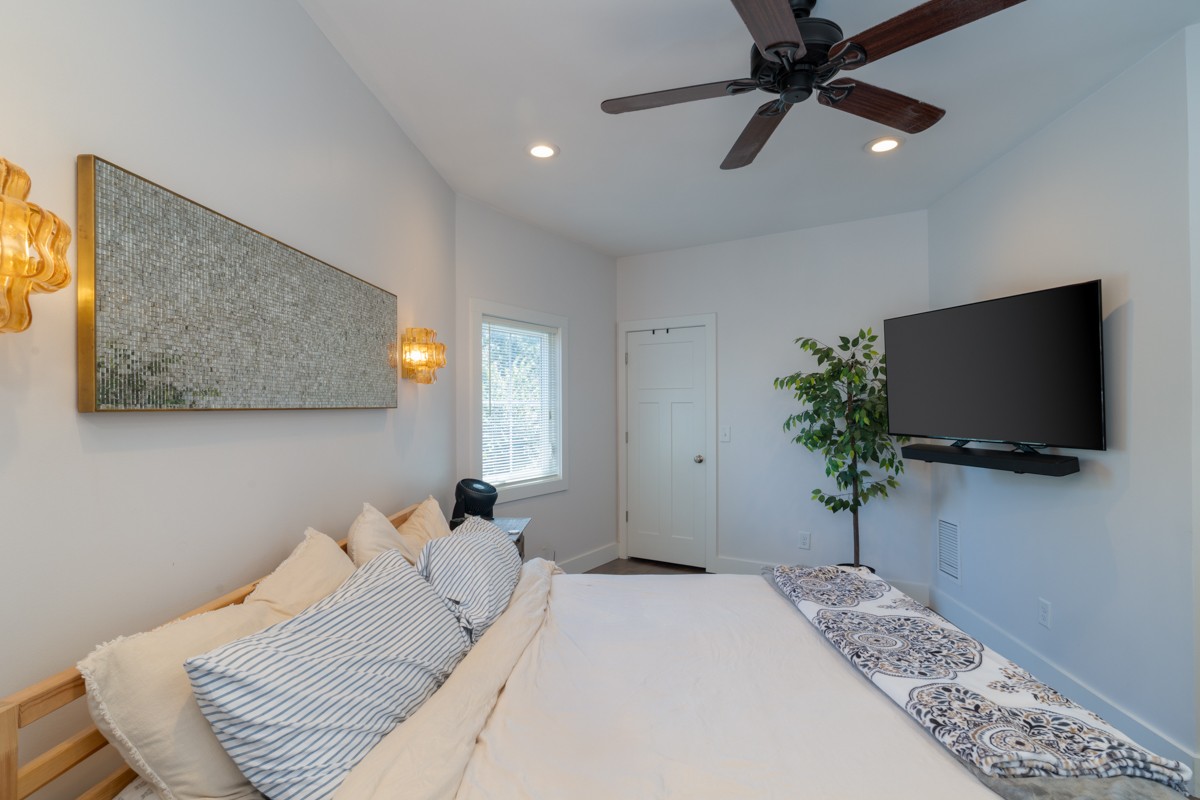 1209 Hawkins St Unit: 2